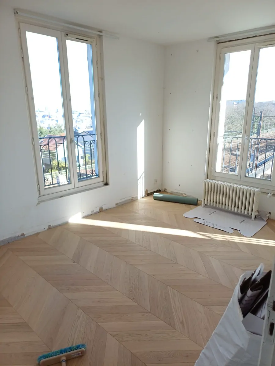 Pièce lumineuse avec parquet en chêne posé