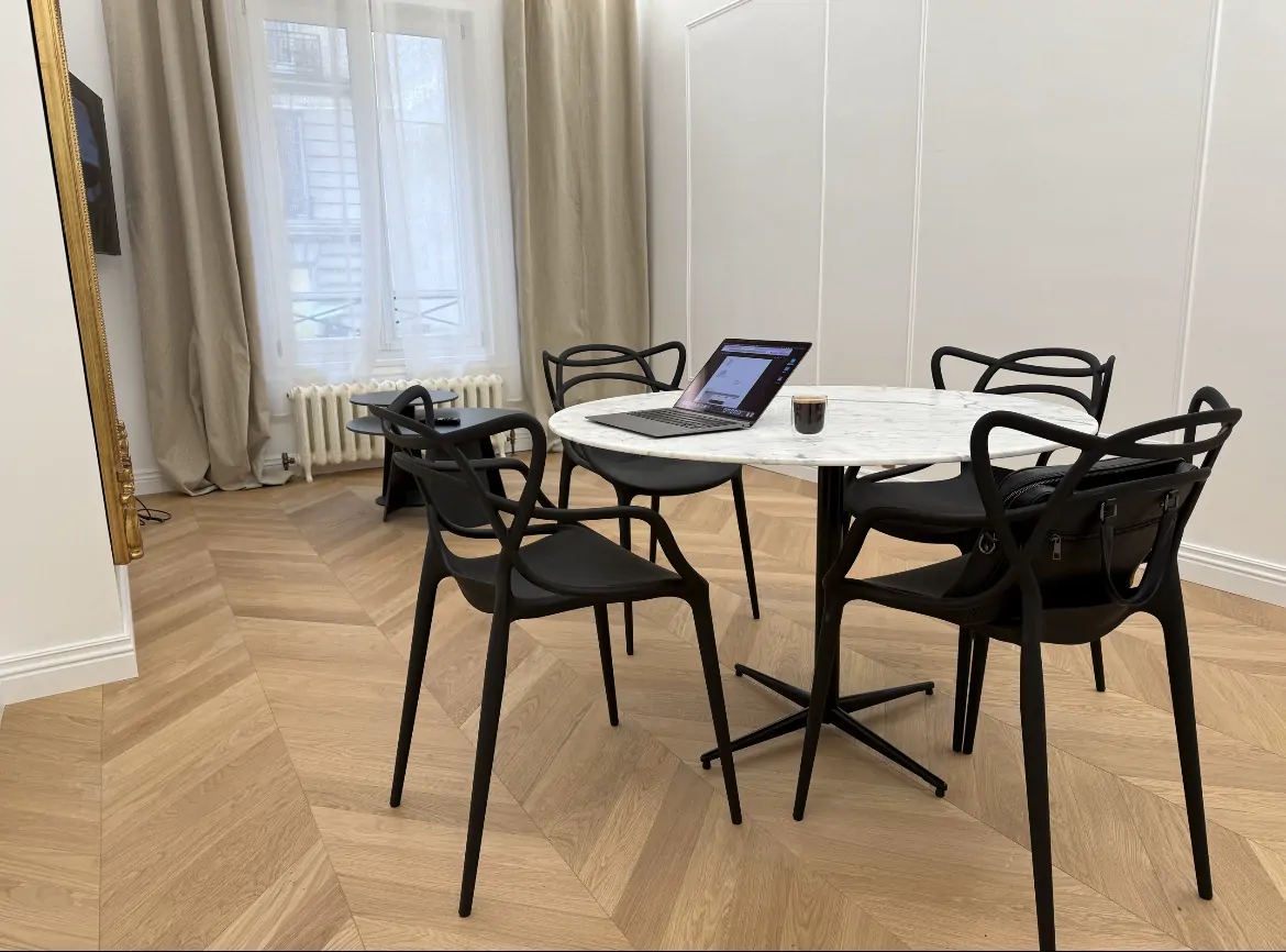 Salle à manger avec parquet en chêne posé