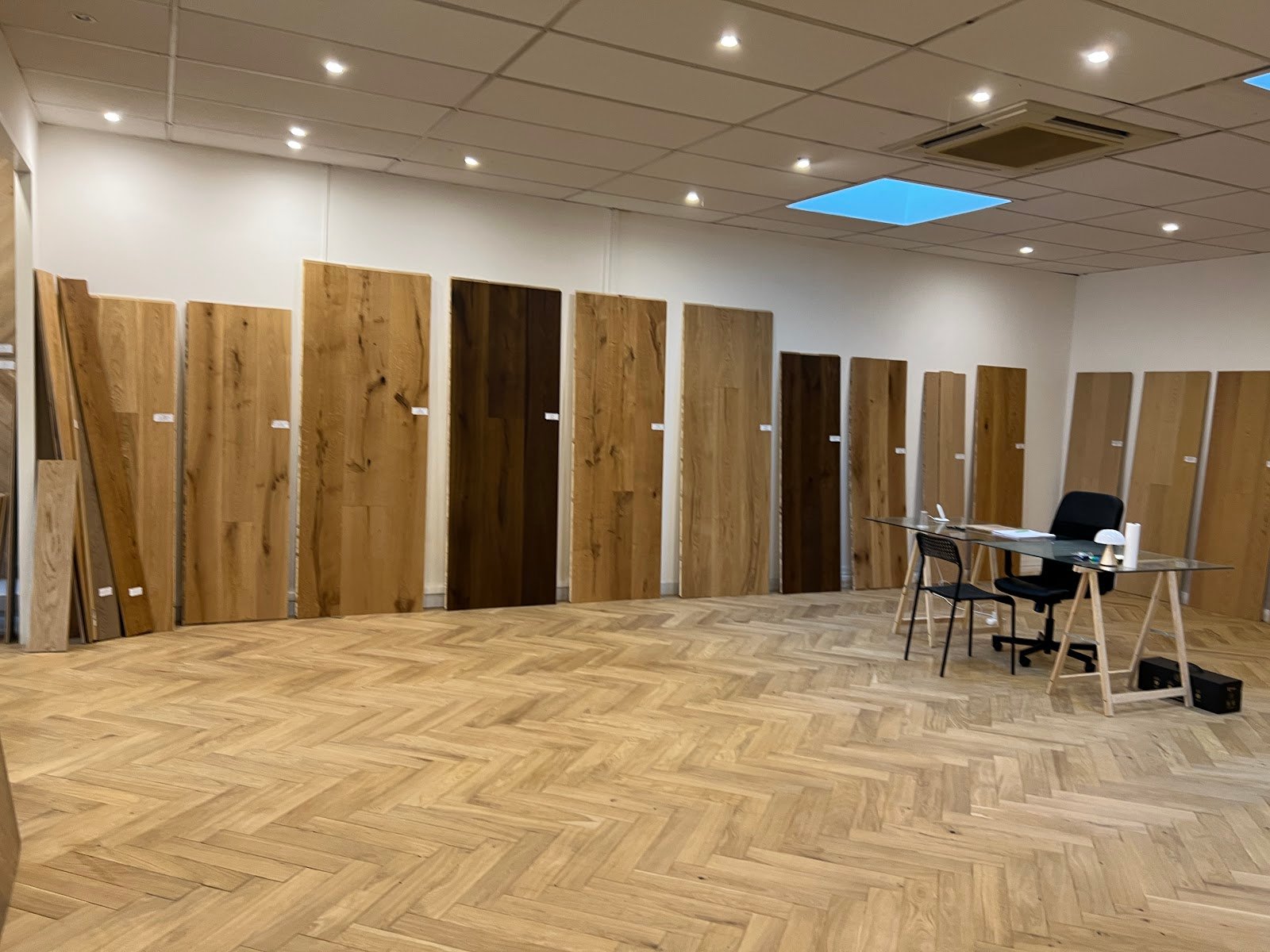Espace conseil du showroom, lames XXL et sol point de Hongrie