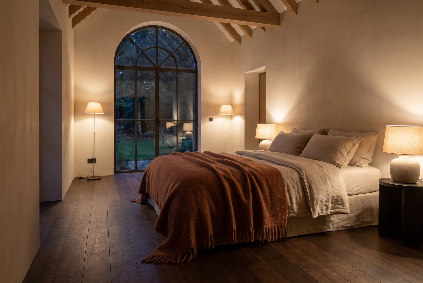 Chambre au parquet fumé foncé et murs clairs
