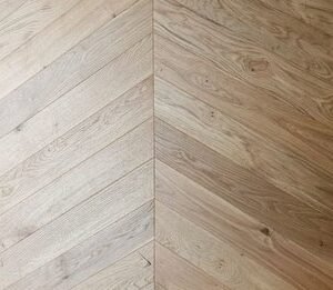 Parquet eiken point de Hongrie 60° — Peu noueux verni naturel 92x550