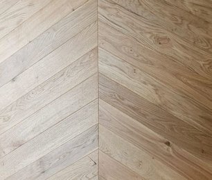 Parquet chêne point de Hongrie 60° — Peu noueux verni naturel 92x550