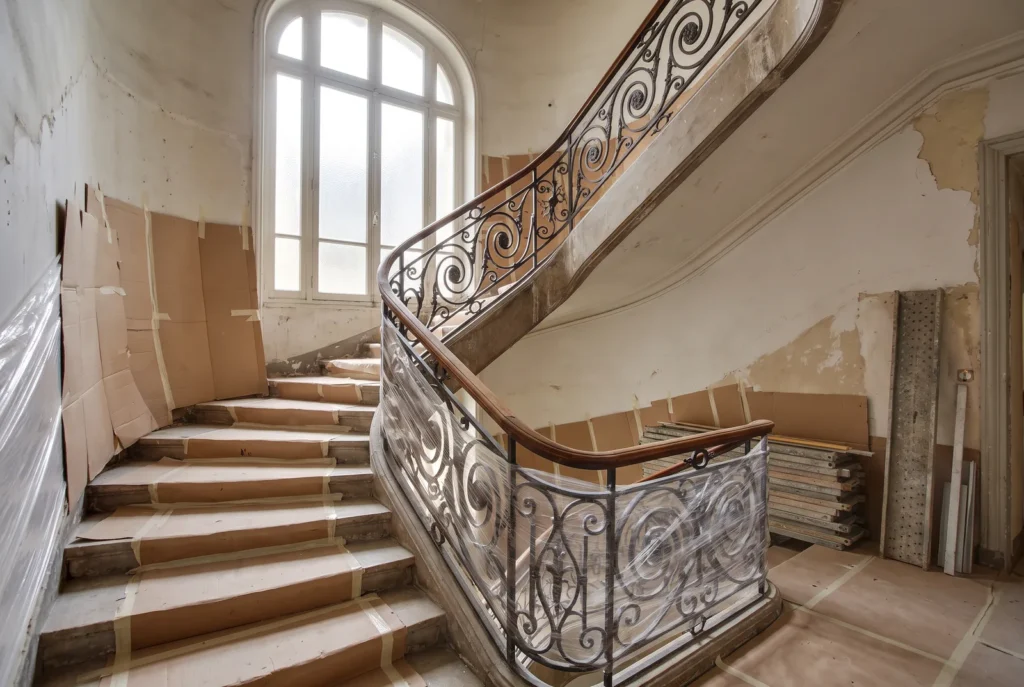 Escalier d'immeuble protégé pendant des travaux